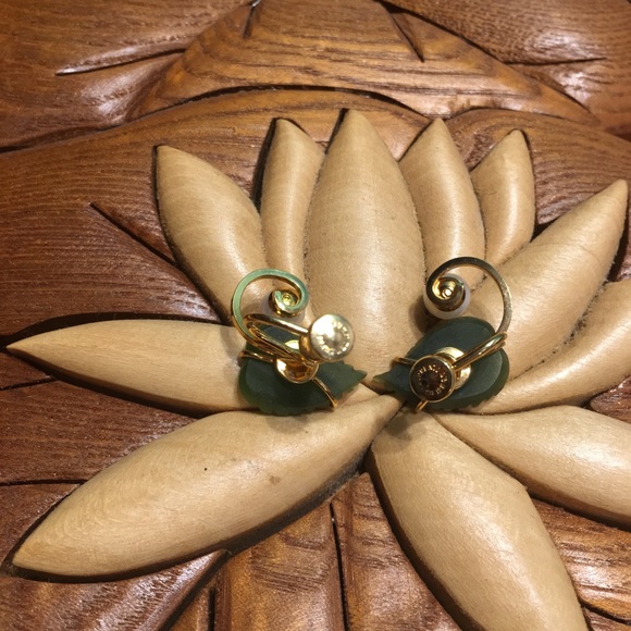 Vintage Gold Toned Leaf Earrings - Picture 4 of 5